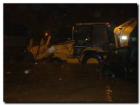 Tractor y un auto tapados por el agua en la última tormenta