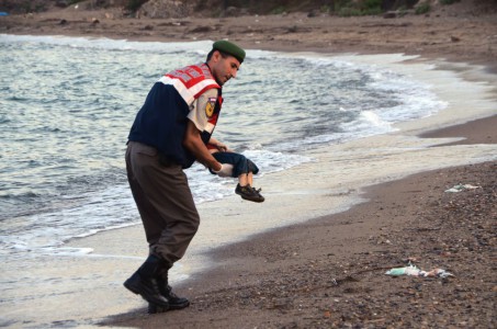 LA IMAGEN DE UN NIÑO MUERTO EN LAS COSTAS TURCAS CONMUEVE AL MUNDO