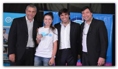BOSSIO ENTREGÓ TARJETAS PROGRESAR A JÓVENES EN AVELLANEDA
