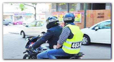 SEGURIDAD: Cómo deben ser los chalecos reflectarios y los cascos de los motociclistas