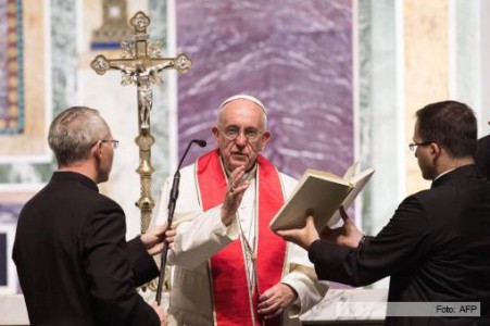 EL PAPA pide a los hispanos de EE UU que no se avergüencen de sus raíces