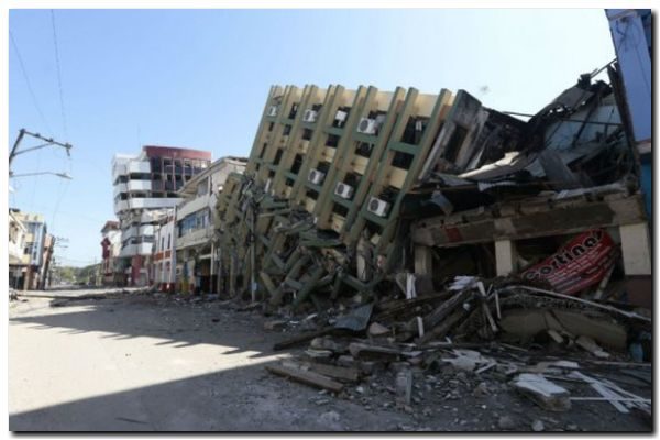 ECUADOR: Las fuertes réplicas dificultan las tareas de rescate