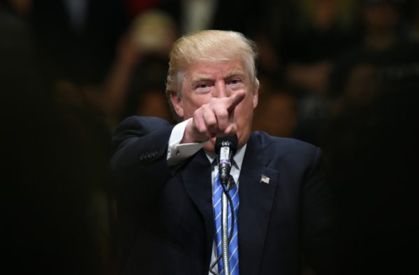 EE.UU.: El fervor, escaso en los actos de Clinton y abundante en los de Trump