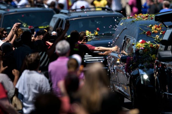 Último gong para Mohamed Ali con flores y hacia la gloria eterna