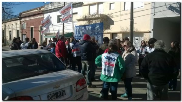 Los docentes podrían sumarse al paro general del 11