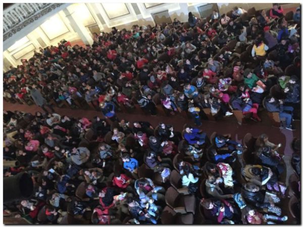 Puerto Quequén festejó el Día del Niño con un cine París a sala llena