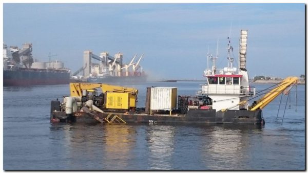 La Draga DN28 trabaja en Puerto Quequén