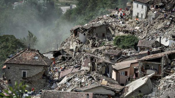 Al menos 120 muertos y 368 heridos tras el terremoto de Italia