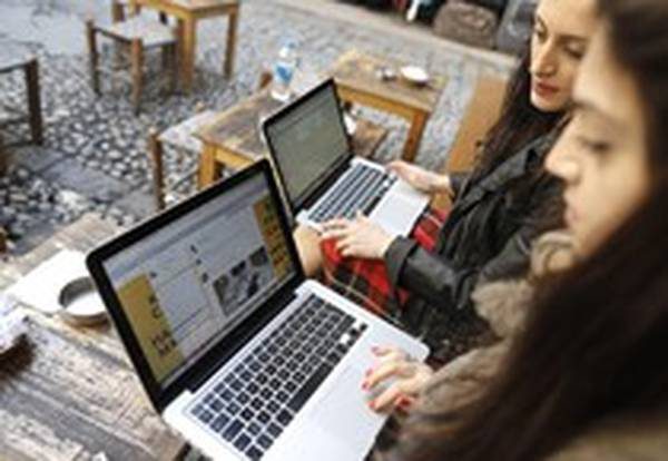 Jóvenes muy crédulos en las redes sociales