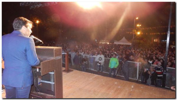 Ante una multitud y al ritmo de Los Cafres, López inauguró la temporada