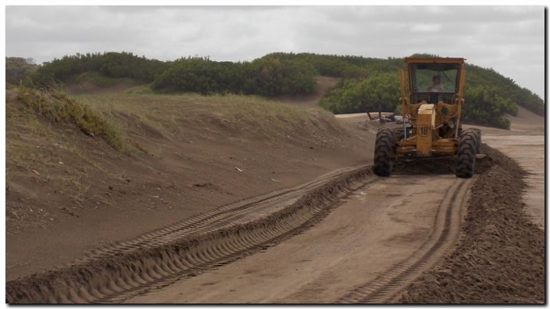 LIMPIEZA: Con arena sobrante de los médanos, acondicionan las playas de Quequén