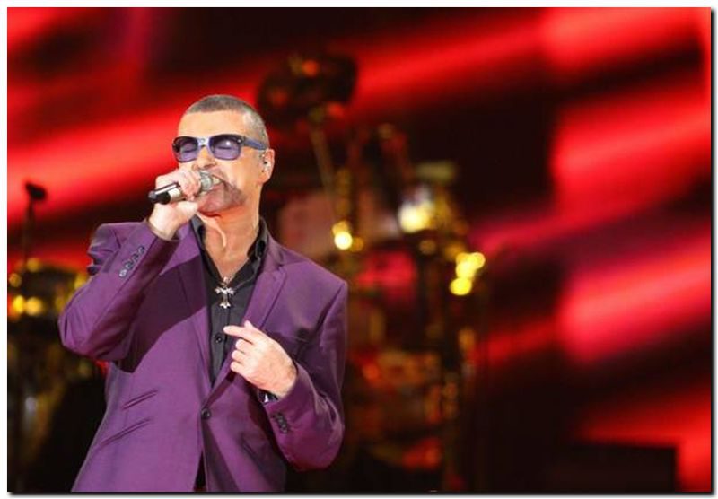 ESPECTÁCULO: Flores y lágrimas frente a casas de George Michael