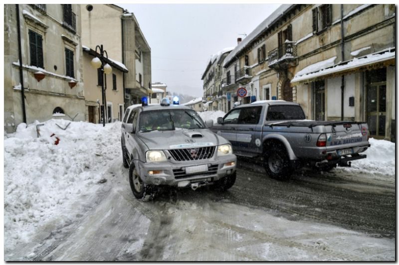 ACTUALIDAD: El centro de Italia sigue temblando, sepultado por la nieve