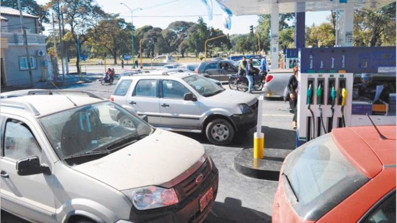 ECONOMÍA: Las estaciones de servicio quieren cobrar un sobre precio