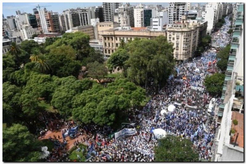 EDUCACIÓN: Multitudinaria marcha docente, en reclamo por una paritaria nacional