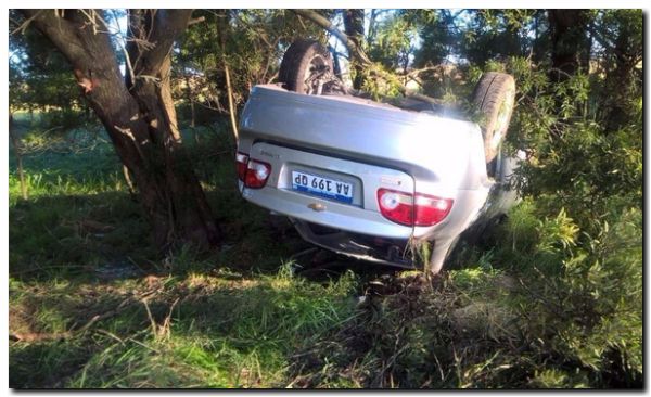 RUTA 88: Un auto mordió la banquina y volcó