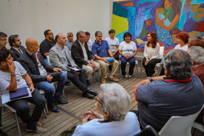 POLÍTICA: Cristina se reunió con familiares de caídos en Malvinas que fueron identificados por la Cruz Roja