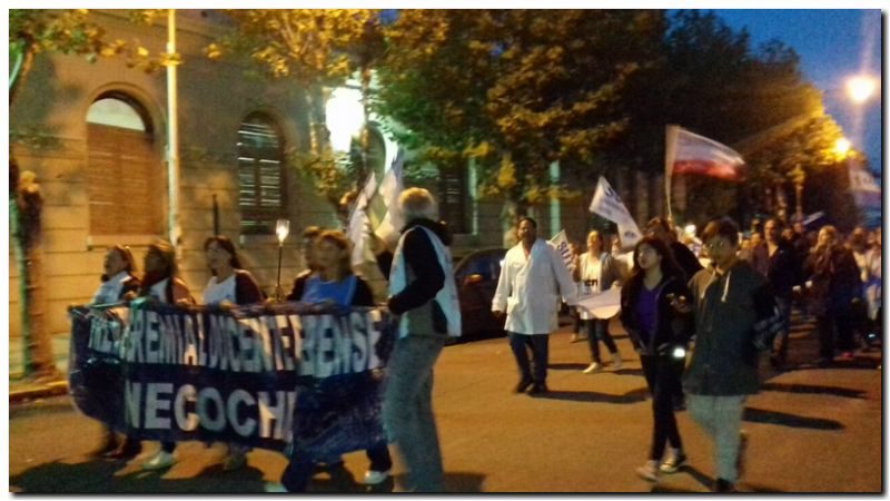 NECOCHEA: Marcha de las antorchas por los docentes