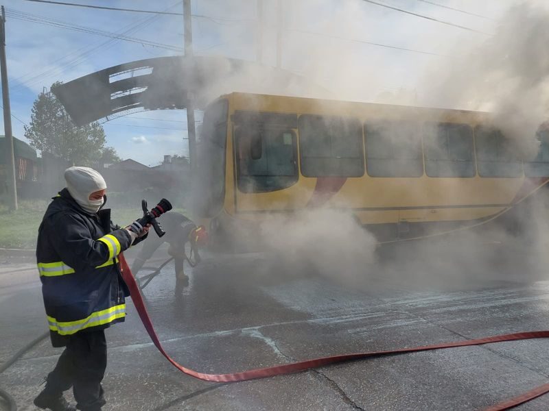 QUEQUÉN: Se incendió un colectivo azul