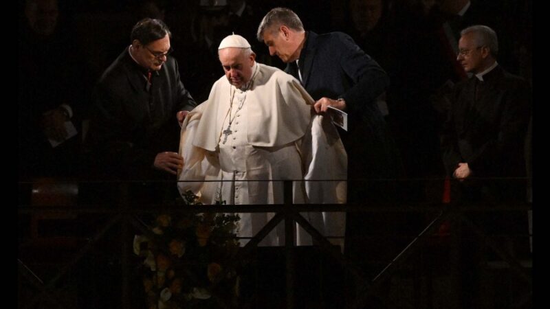 VÍA CRUCIS: El Papa Francisco llamó a que «los adversarios se den la mano»