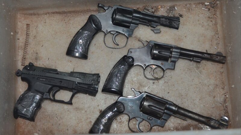 POLICIAS: Vendían armas
