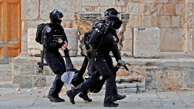 JERUSALÉN: Irrupción de tropas israelíes en el sepelio de un joven palestino
