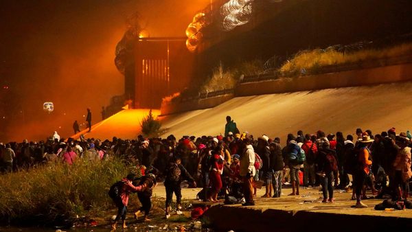 Migrantes se agolpan en frontera entre México y EEUU