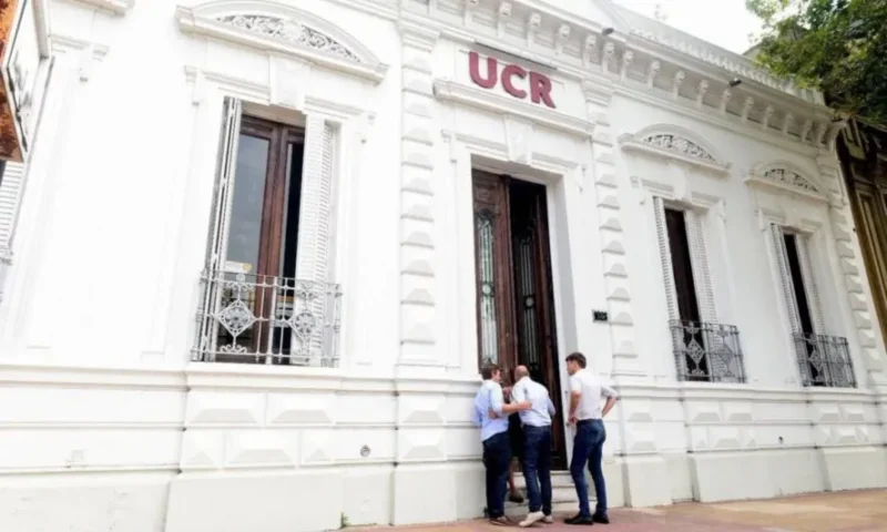 Parte de la UCR presiona por una «interna abierta»