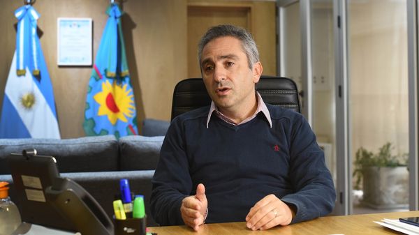 Larroque plantea desdoblar la elección