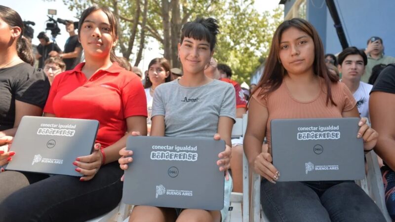Axel Kicillof entregó notebooks en Lobería