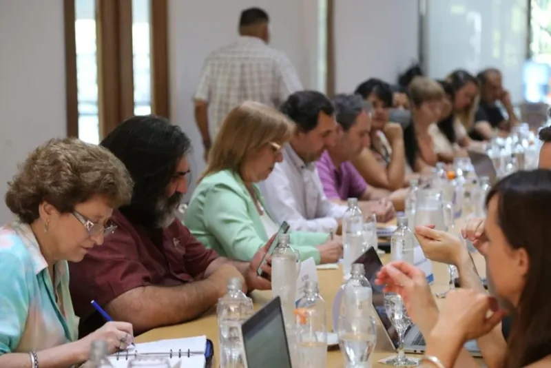 La Provincia convocó a los estatales a paritarias