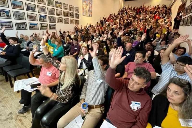 Docentes piden a Kicillof reabrir paritarias