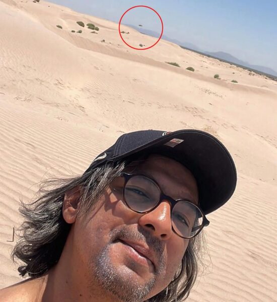 Turista captura accidentalmente un OVNI en una selfie en las dunas de arena
