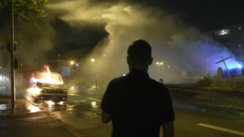 Casi mil detenidos en Francia