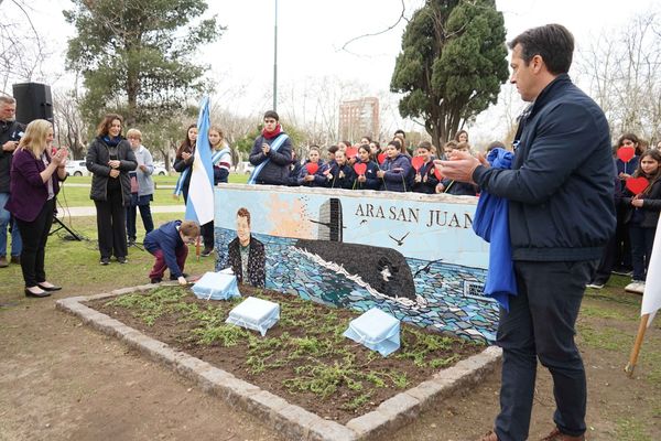 Emotiva inauguración del mural en homenaje al ARA San Juan