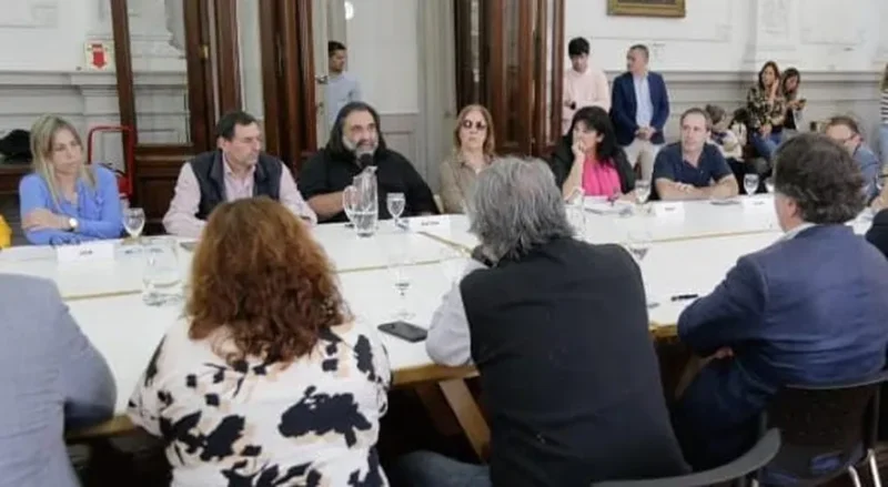 Los gremios docentes reclaman reabrir paritarias