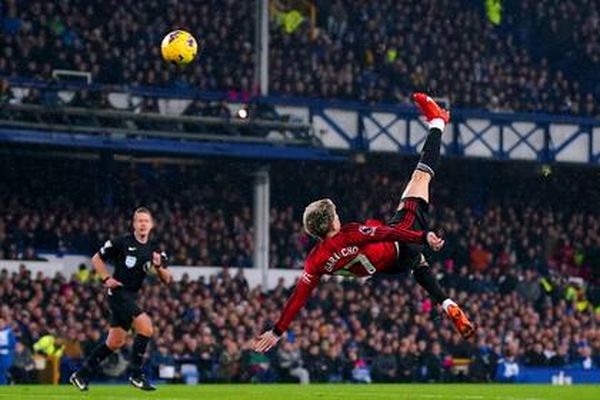 Golazo de chilena de Garnacho para Manchester United
