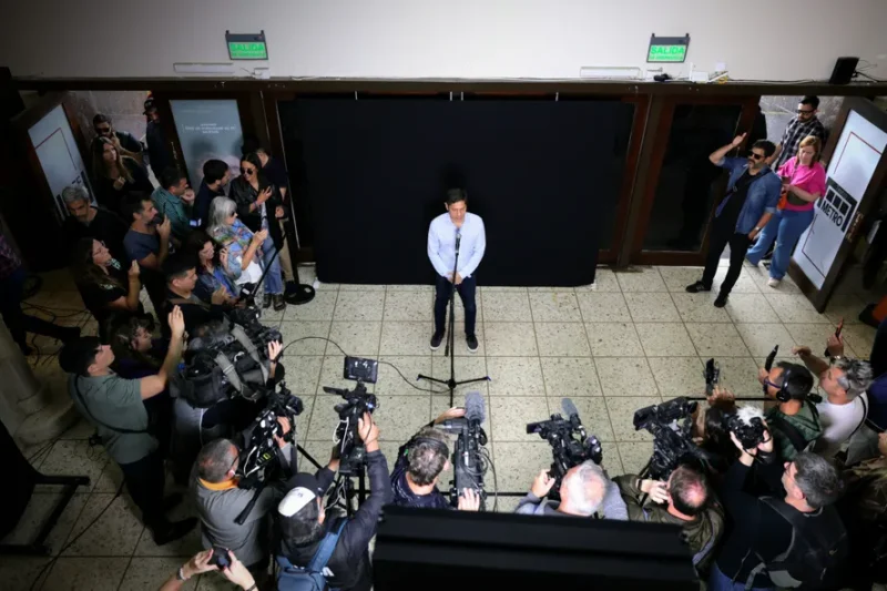 Axel Kicillof felicitó a Javier Milei y espera tiempos difíciles
