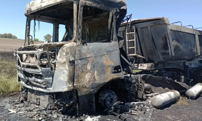Incendio de un camión y un colectivo en Ruta 3