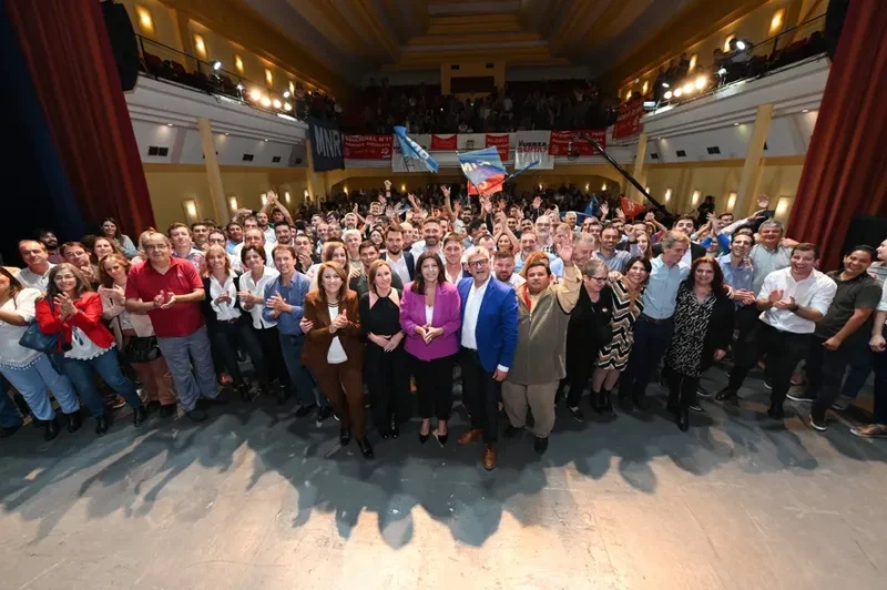 Histórico. Socialistas votan por Massa