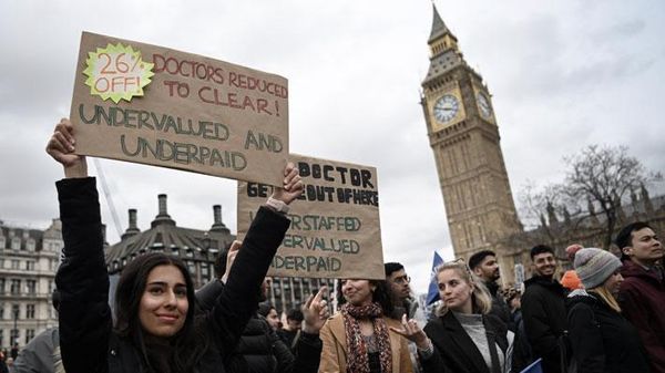 Médicos ingleses y el paro más largo de la historia