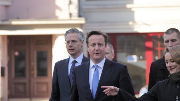 Cuestionan silencio del gobierno ante el viaje de Cameron a las Malvinas