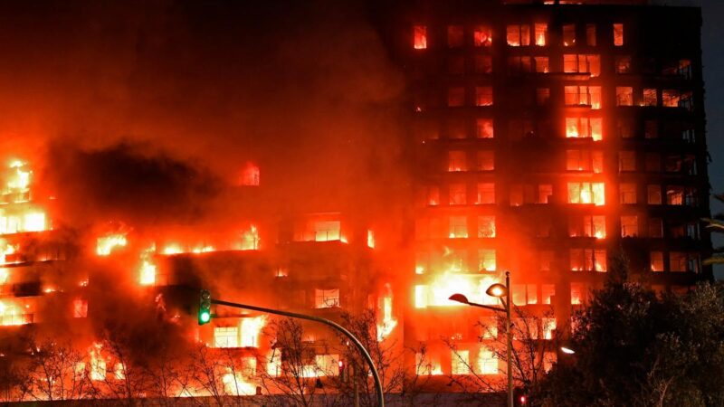 VALENCIA – Cuatro muertos y 14 heridos en un voraz incendio