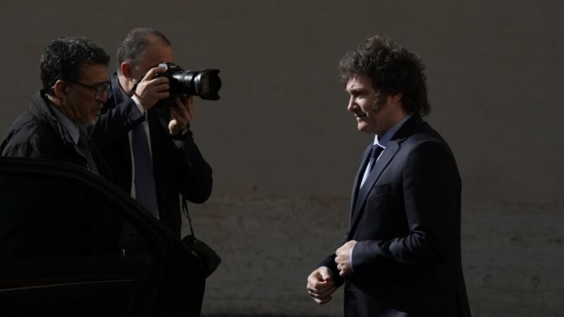 Denuncian a Milei ante el FBI y la SEC