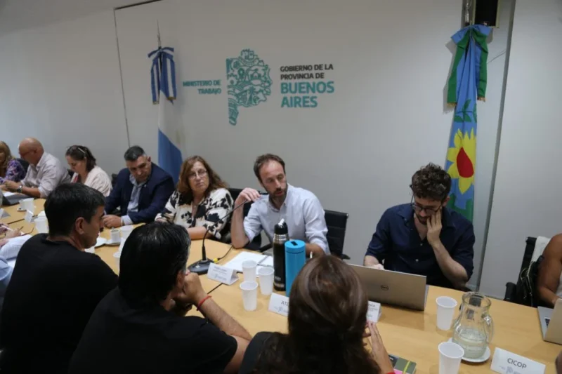Estatales acordaron 20% de aumento. Educadores analizan