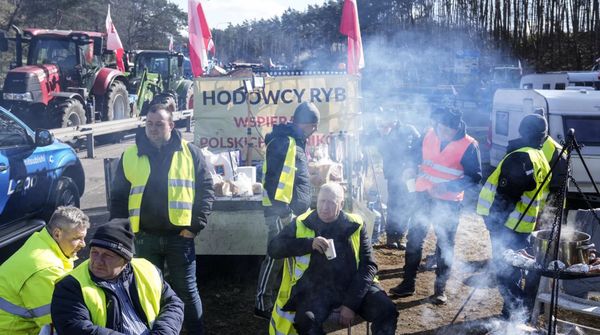 Los agricultores polacos bloquean la frontera con Alemania
