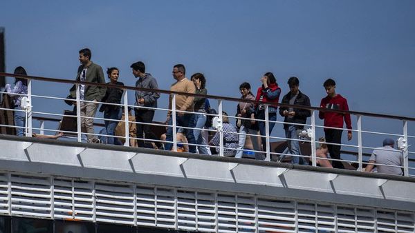 No dejaron ingresar a España a 69 bolivianos