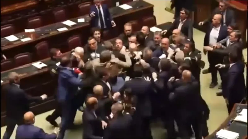 Insultos y bofetadas en el Parlamento de Italia