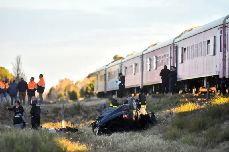 Tren embistió a un auto y murió una nena de 10 años