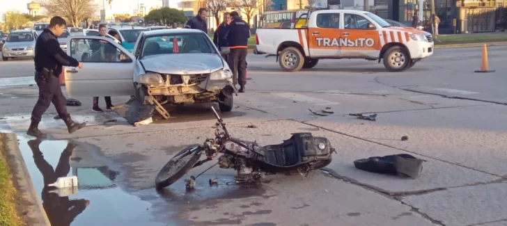Pasó semáforo en rojo y terminó hospitalizado